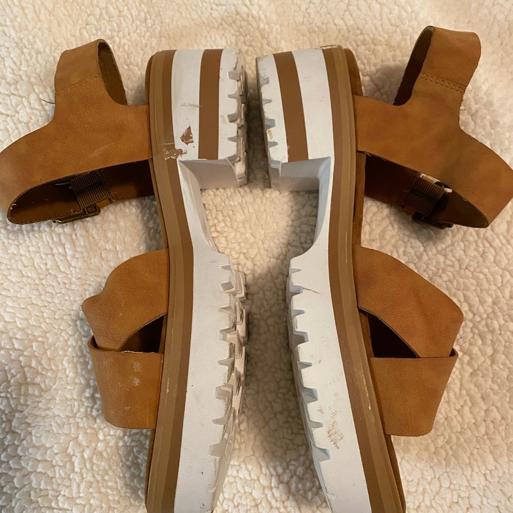 Women's Tan Sandals .  Size10  Comfort brand sandals,   In good condition. - Picture 2 of 7